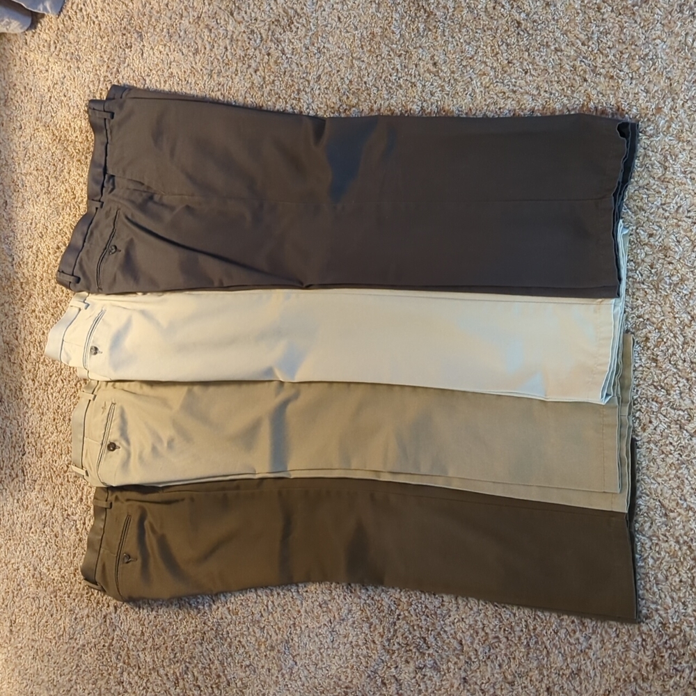 Lot (4) Dockers Signature Khaki D2